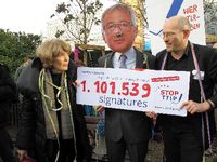"Stop TTIP"- Demonstranten in Brüssel "übergeben" symbolisch mehr als eine Million Unterschriften gegen das Freihandelsabkommen an die EU-Kommission.