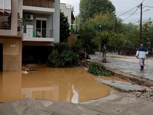 Ein Mann geht am 28. September 2023 durch eines der überfluteten Areale in Volos. Sturmtief „Elias“ brachte erneut Starkregen und Überschwemmungen mit sich.