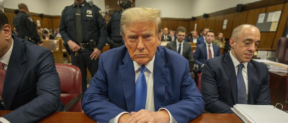 Donald Trump, ehemaliger Präsident der USA, sitzt vor dem Strafgericht in Manhattan. 