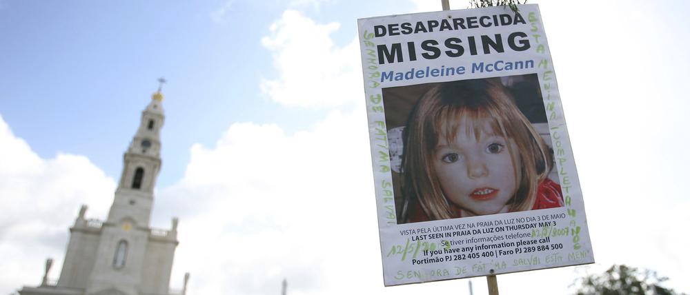 Ein Bild des vermissten britischen Mädchens Madeleine McCann, das aus dem Strandort Praia da Luz in der Algarve verschwunden ist.