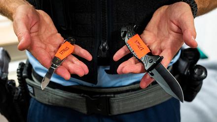  Ein Bundespolizist zeigt am Hauptbahnhof sichergestellte Messer