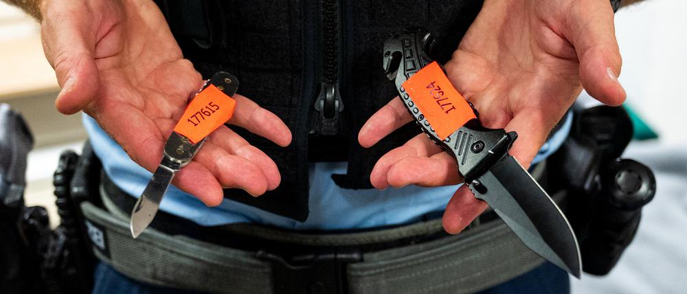 Ein Bundespolizist zeigt am Hauptbahnhof sichergestellte Messer