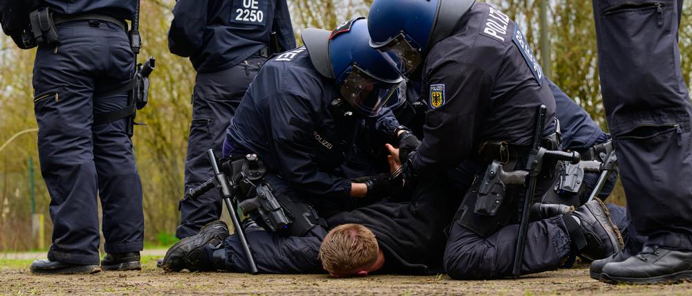 Polizisten der Bundespolizei nehmen während einer Übung einen Fußballfan fest. (Symbolbild).