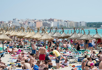 ARCHIV - Urlauber tummeln sich am 06.06.2013 am Strand von EL Arenal auf der Insel Mallorca (Spanien). Foto: Julian Stratenschulte/dpa (zu dpa «Malle, Guinness und die EM - die etwas anderen Fragen zum Brexit» vom 24.06.2016) +++(c) dpa - Bildfunk+++