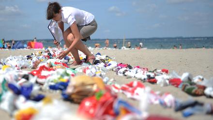 Über 5000 gebrauchte Plastiktüten am Strand von Niendorf (Schleswig-Holstein).