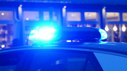 21.02.2024, Hamburg, Symbolbild: Ein Streifenwagen der Polizei steht mit eingeschaltetem Blaulicht an einem Einsatzort.