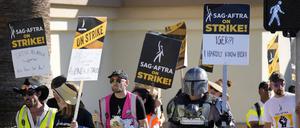 03.11.2023, USA, Los Angeles: Streikende SAG-AFTRA-Mitglieder beteiligen sich an einem Streikposten vor dem Studio von Paramount Pictures in Los Angeles. 