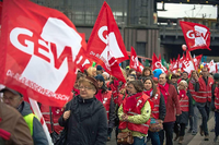 Mitglieder der Gewerkschaft für Erziehung und Wissenschaft (GEW) haben sich zu Tausenden am Alexanderplatz versammelt.