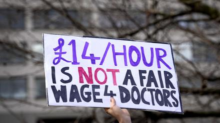  Eine Frau hält ein Plakat auf dem geschrieben steht «14 Pfund/Stunde ist kein faires Gehalt für Ärzte» im Rahmen eines 72-stündigen Streiks der britischen Assistenzärzte.