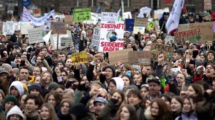 Viele Jugendliche beteiligen sich an den Demos der „Fridays for Future“-Bewegung wie hier im März 2023 in Berlin.