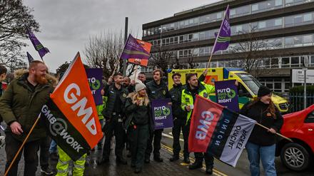 
Streikende Klinikmitarbeiter in Bristol. Das Angebot von 4,75 Prozent mehr Lohn ist ihnen zu wenig. 