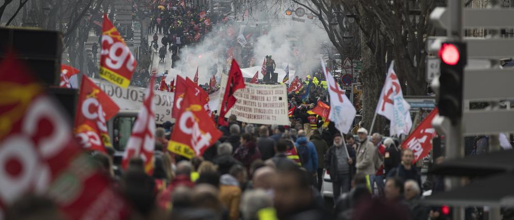 Bereits 2020 gab es Proteste gegen Macrons Rentenreformplan. 