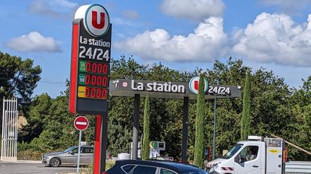 Das Bild zeigt eine Tankstelle, an der es kein Benzin und Diesel mehr gibt. 