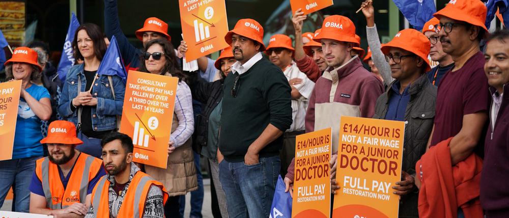 Assistenzärzte und Fachärzte der British Medical Association (BMA) stehen an einem Streikposten vor dem Queen Elizabeth Hospital, am ersten Tag einer dreitägigen gemeinsamen Arbeitsniederlegung im Rahmen ihres Gehaltsstreits mit der Regierung.