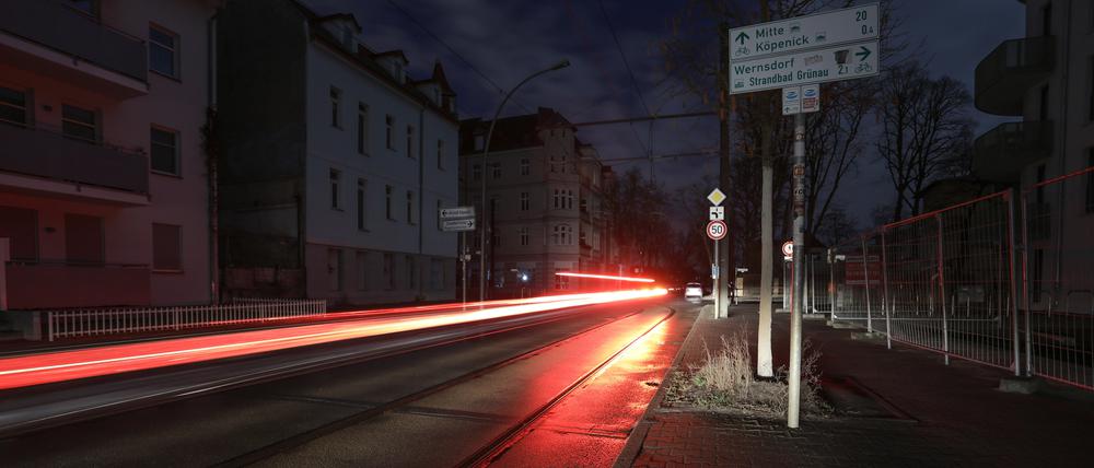 Aufgrund eines Stromausfalls ist die Straßenbeleuchtung im Stadtteil Köpenick nicht im Betrieb. (Archivbild)