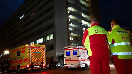 Fahrzeuge der Rettungsdienste stehen nach einem Stromausfall vor dem Krankenhaus in Köpenick.