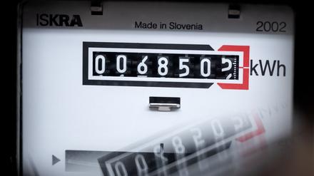 Ein Stromzähler zeigt in einem Mietshaus die verbrauchten Kilowattstunden an.  