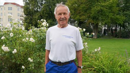 Im Alter von 81 Jahren arbeitet Albert Strzoda noch immer als Fußbodenleger.
