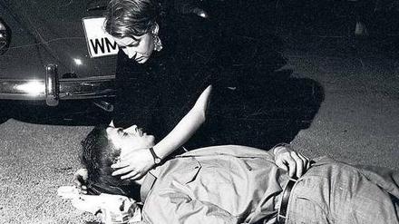 Tödlich verletzter Benno Ohnesorg und die Helferin Friederike Hausmann am 2. Juni 1967 in Berlin-Charlottenburg.