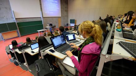 Studienanfänger sitzen während ihrer ersten Juravorlesung in einem Hörsaal der Juristischen Fakultät der Potsdamer Universität. 