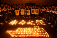 Studenten in der chinesischen Stadt Zhuji beten für die Opfer und Angehörigen der Schiffskatastrophe vom Jangtse-Fluss. 400 Menschen werden noch vermisst.