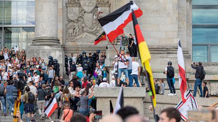 2020 stürmten hunderte Gegner:innen der Corona-Maßnahmen auf die Treppen des Reichstags