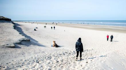 Winterliche Spaziergänger am Strandabschnitt der Weißen Düne. 