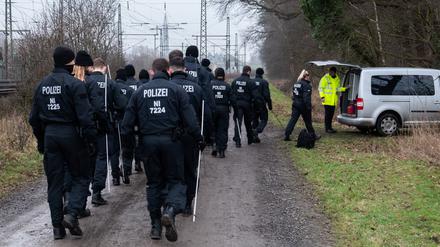 Polizisten durchsuchen ein Waldgebiet in der Region Hannover. 