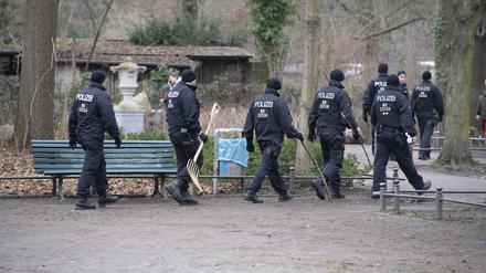 Polizisten durchsuchen am 22. Februar den Bürgerpark in Pankow. Dort hatte eine Passantin ein vermisstes fünfjähriges Mädchen schwer verletzt gefunden. Es starb trotz Reanimation in einem Krankenhaus.