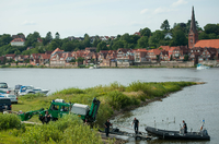 Ein Boot der Wasserschutzpolizei fährt am 01.08.2015 zwischen Hohnstorf/Elbe (Niedersachsen) und Lauenburg (Schleswig-Holstein) auf der Elbe.