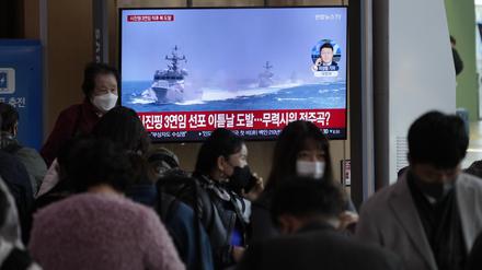 Ein TV-Bildschirm zeigt Archivbilder von Schiffen der südkoreanischen Marine während einer Nachrichtensendung im Bahnhof von Seoul.