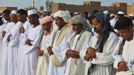 Vor der Gewalt in Khartum geflohen. Sudanesische muslimische Gläubige versammeln sich am heutigen Mittwoch in der Region Jazira, südlich von Khartum, zum Eid al-Adha Morgengebet. 