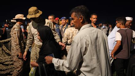 Menschen werden aus dem Sudan evakuiert.