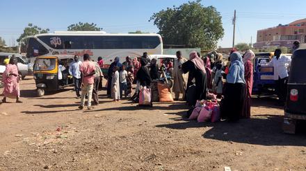 Menschen versammeln sich auf einem Platz mit ihren Habseligkeiten, nachdem sie aus Wad Madani geflohen sind. 