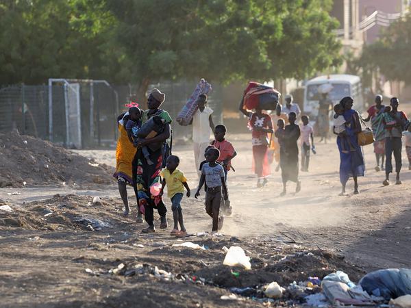Sudanesen fliehen aus der Hauptstadt Khartum.