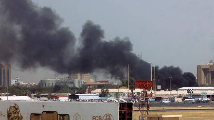 Rauchwolken über dem Flughafen in der sudanesischen Hauptstadt Khartum.