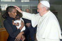 Mariam Jahia Ibrahim Ishak, zum Tode verurteilte Sudanesin, am Donnerstag mit Papst Franziskus.