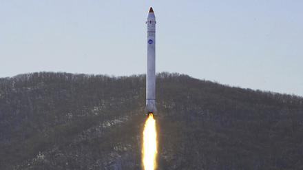 Ein von der nordkoreanischen Regierung zur Verfügung gestellte Foto zeigt den angeblichen Test einer Rakete mit einem Testsatelliten auf dem Sohae-Satellitenstartplatz. 