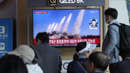 Ein Fernsehbildschirm zeigt ein Archivbild des nordkoreanischen Raketenstarts während einer Nachrichtensendung im Bahnhof von Seoul.
