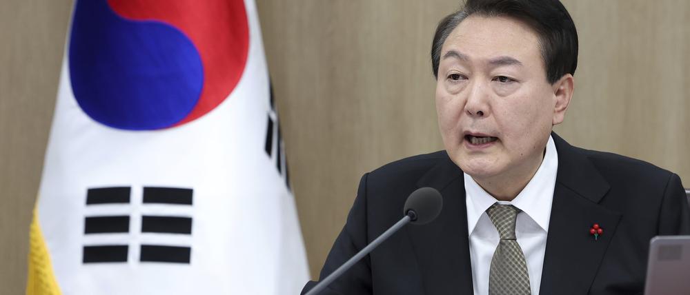  Yoon Suk Yeol, Südkoreas Präsident, spricht während einer Kabinettssitzung im Präsidialamt. 