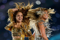 Sie liefern die Show. Als die Spieler der Kansas City Chiefs und der San Francisco 49ers Pause machen durften, gehörte die große Bühne im Hard Rock Stadium von Miami den Popstars. Dass beim Super Bowl nicht nur Football gespielt wird, hat gute Tradition. Dieses Mal verzückten vor allem Shakira (l.) und Jennifer Lopez mit ihrem gemeinsamen Auftritt die Fans.