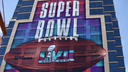 „Super Bowl“ und ein Football sind an die Fassade des Phoenix Convention Center projiziert.