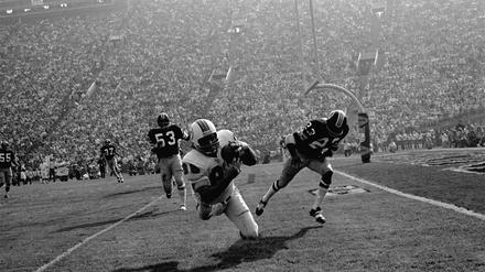 Jim Mandich von den Miami Dolphins empfängt am 14. Januar 1973 den spielentscheidenden Pass im Super Bowl VII gegen die Washington Redskins.