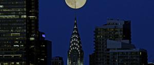 Chrysler Building in New York City im Mondschein