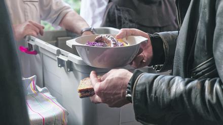 Freiwillige, Fest- und Teilzeitangestellte sowie Ordernsmänner und -frauen versorgen täglich mehr als 60 obdachlose, in Not geratene und arme Menschen in der Suppenküche des Franziskanerklosters in Berlin-Pankow.