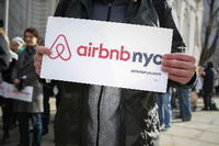 Unterstützer der umstrittenen Online-Plattform Airbnb in New York.