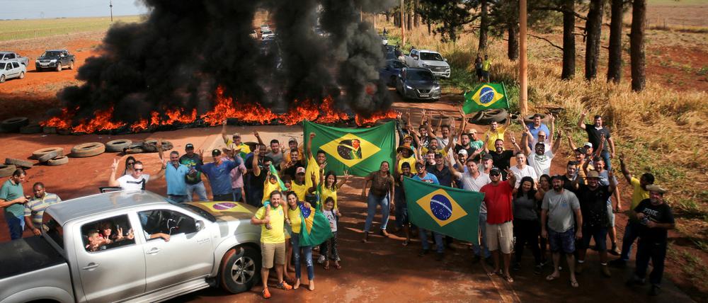 Anhänger des brasilianischen Präsidenten Jair Bolsonaro blockieren die Autobahn BR-251 während einer Demonstration gegen den gewählten Präsidenten Luiz Inacio Lula da Silva, der nach der Stichwahl eine dritte Amtszeit gewann, in Planaltina, Brasilien, 31. Oktober 2022.