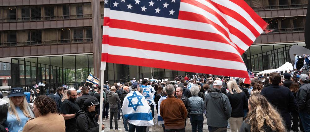Anhänger Israels nehmen am 14. Mai 2024 an einer Feier zum israelischen Unabhängigkeitstag auf dem Daley Center Plaza in Chicago teil. 