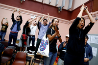 Aktivisten feiern den Sieg von Kandidat Kelvin Lam