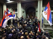 Versuchter Sturm aufs Belgrader Rathaus: Tausende demonstrieren gegen mutmaßlichen Wahlbetrug in Serbien